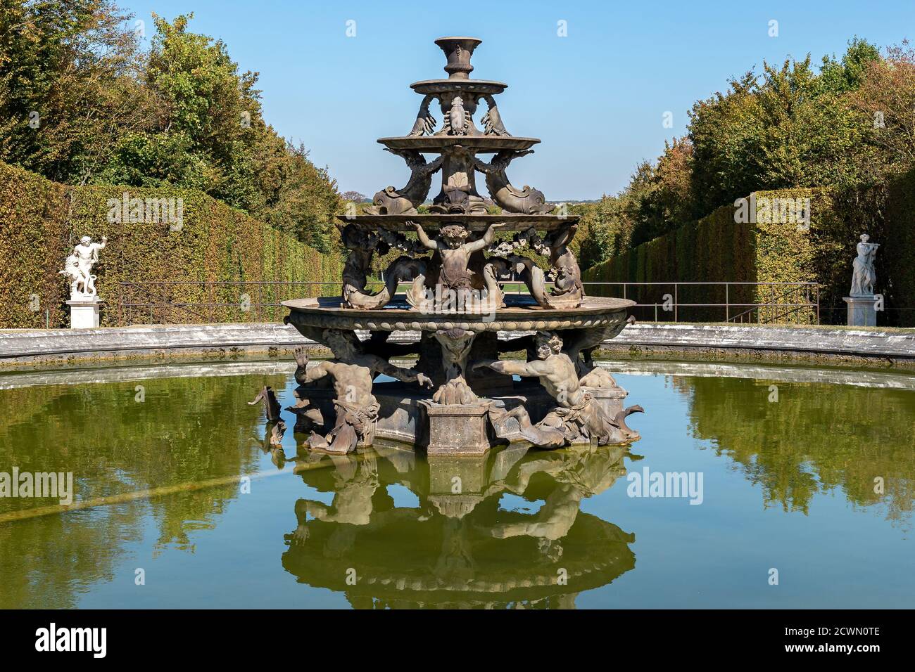 Fontana piramidale nei Giardini di Versailles - Francia Foto Stock