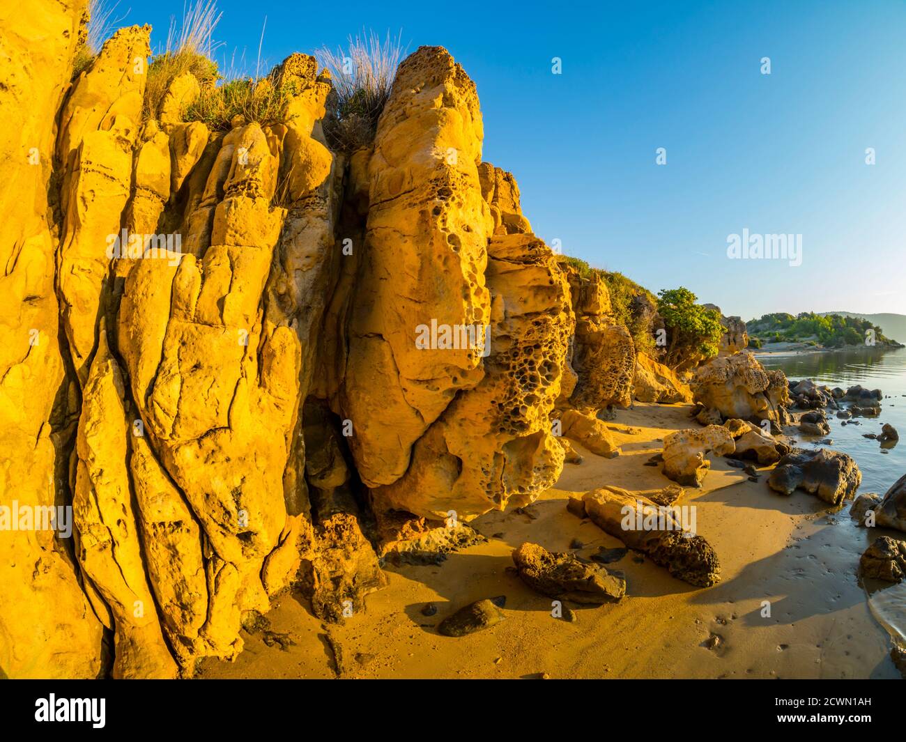 Terreno molto accidentato di maree terziarie e arenarie di Lopar spiaggia sull'isola di Rab Croazia Europa strati naturali stratificati muro sabbia come oro Foto Stock