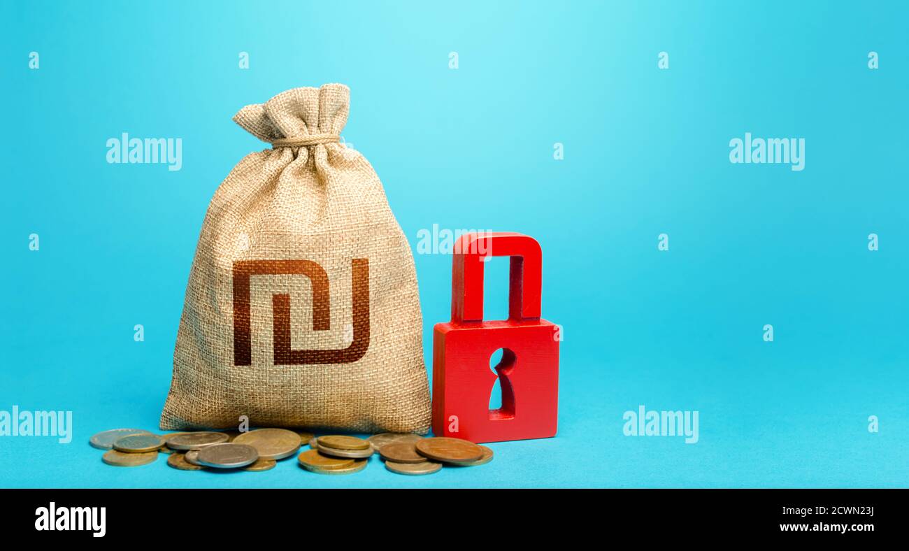 Borsa di denaro israeliana in shekel e lucchetto rosso. Stretto controllo del governo sul sistema finanziario. Blocco dei conti bancari e sequestro di attività. Flusso di cassa mon Foto Stock
