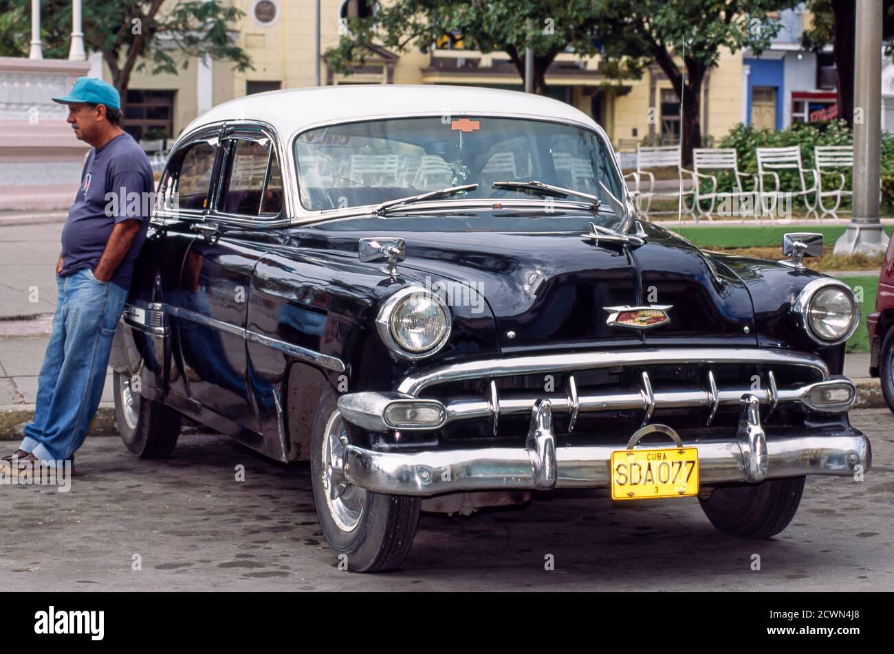 Auto classica americana e autista cubano, 1954 Chevrolet Bel Air berlina 4 porte, Remedios, Cuba Foto Stock