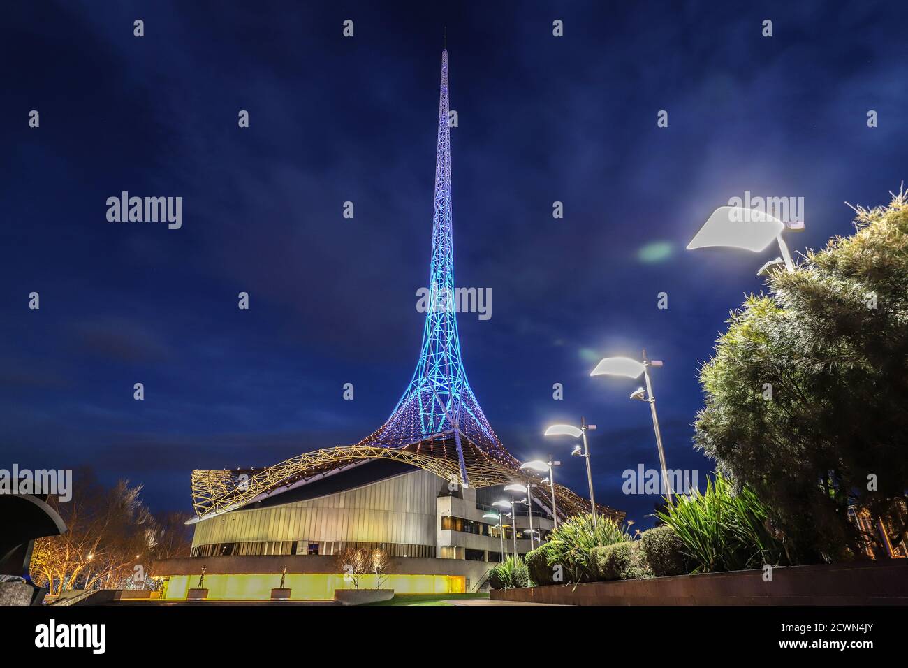 Melbourne Australia: Arts Center spire illuminato di notte. Foto Stock