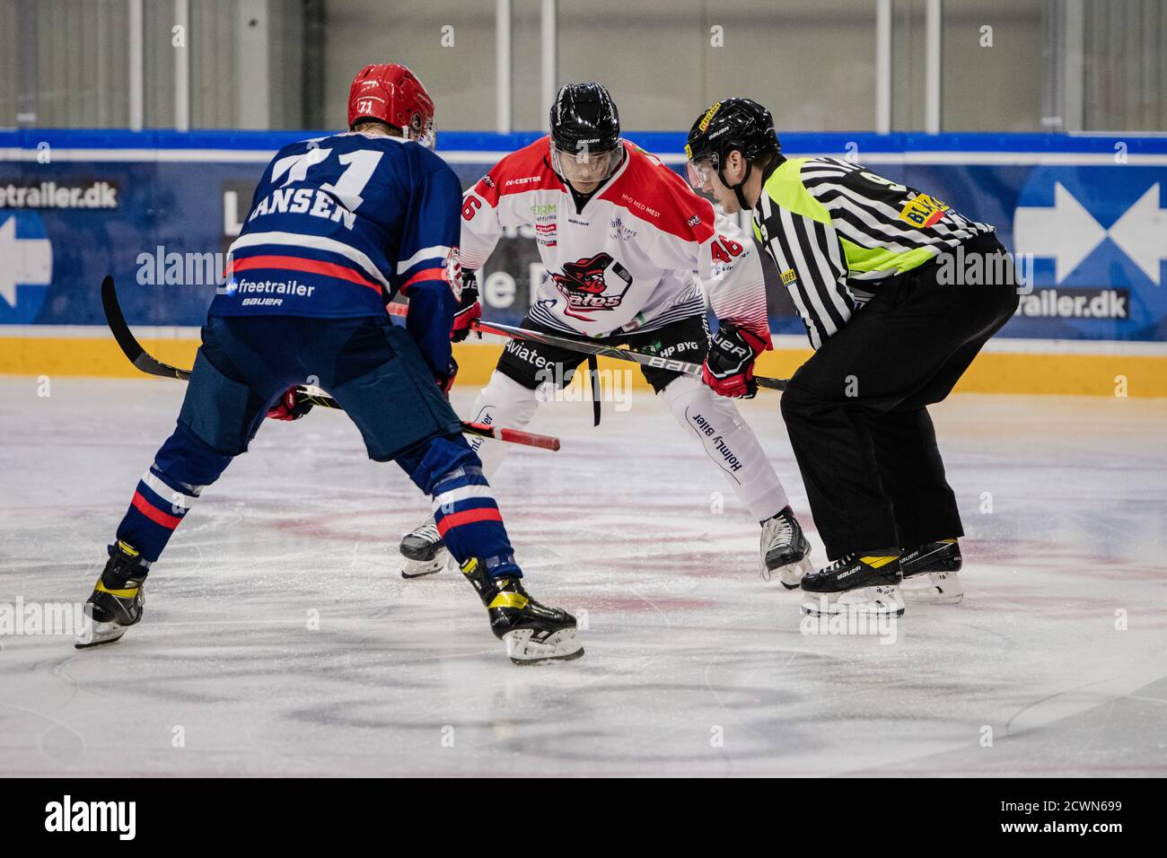 Horsholm, Danimarca. 29 Settembre 2020. Daniel Madsen (46) di Aalborg Pirates e Mathias Lehmann Hansen (71) di Rungsted visto nella partita di hockey su ghiaccio Metalligaen tra Rungsted Seier Capital e Aalborg Pirates alla Bitcoin Arena di Horsmolm. (Photo Credit: Gonzales Photo/Alamy Live News Foto Stock