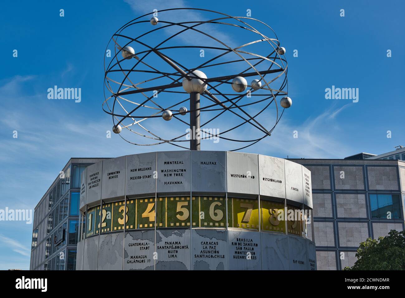 Berlino, Germania, Hauptstadt, capitale, ,Gebaeude, edificio, Uhr, Orologio, designer Erich John, Urania-Weltzeituhr, Weltzeituhr, Foto Stock