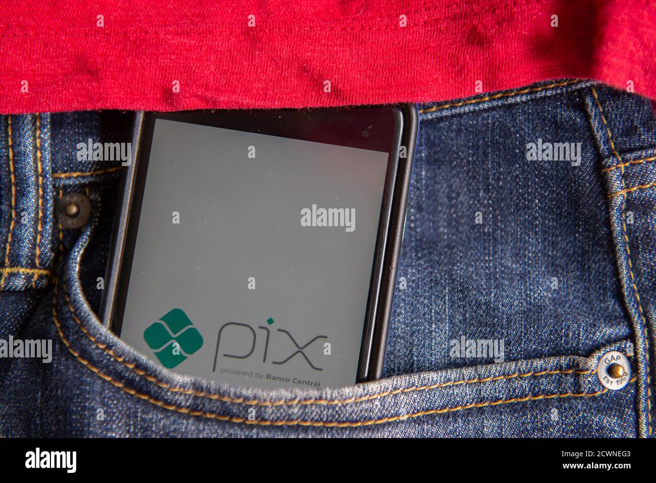 Florianopolis, Brasile. 28/09/2020: Primo piano del logo Pix sullo schermo dello smartphone nella tasca dei jeans. PIX è ​​the nuovo sistema di pagamento elettronico brasiliano. BR Foto Stock