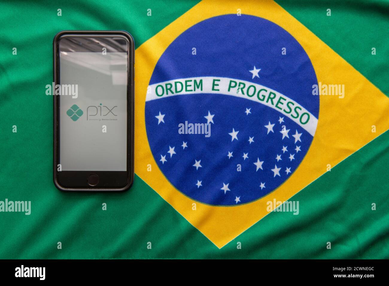 Florianopolis, Brasile. 28/09/2020: Vista dall'alto del logo Pix sullo smartphone screenshabout della bandiera brasiliana. PIX, nuovo sistema di pagamento elettronico brasiliano. B Foto Stock
