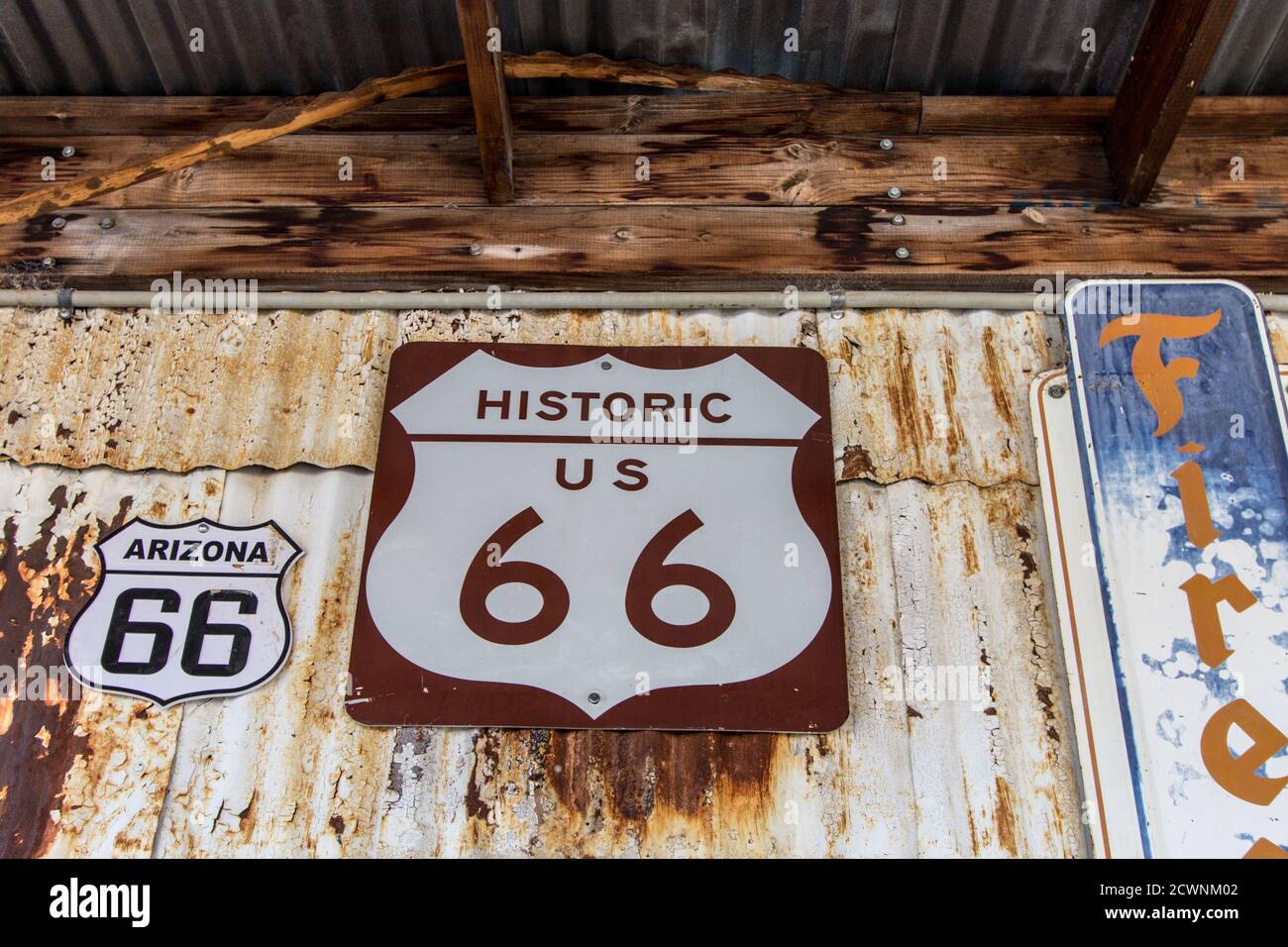 Hackberry, Arizona, USA - 17 febbraio 2020: Arrugginito storico Arizona Route 66 segno al negozio di Hackberry General Store nel sud-ovest americano. Foto Stock
