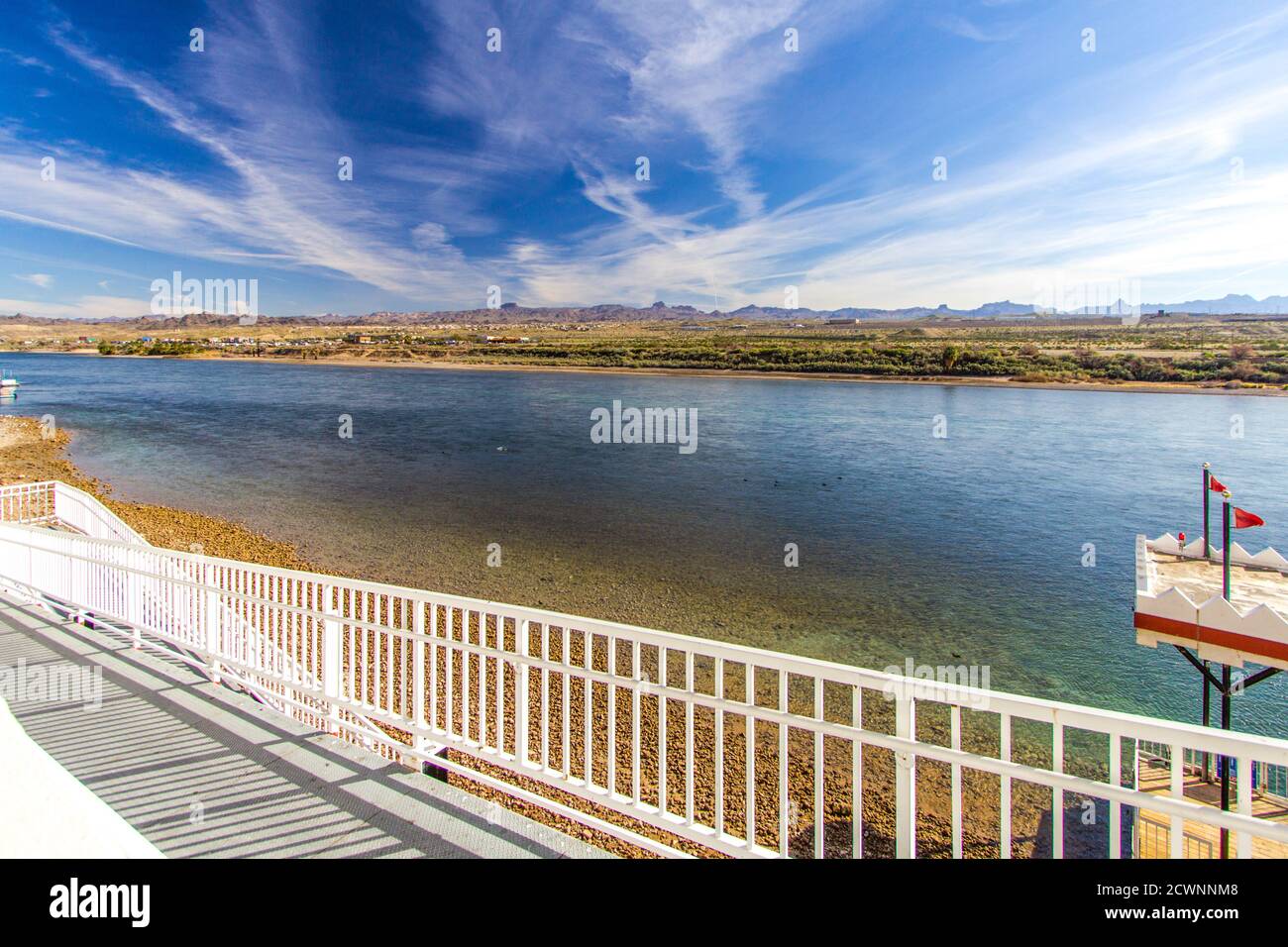 Lungofiume a Laughlin, Nevada. I semafori e le palme fianeggiano la vuota passeggiata lungo il fiume Colorado nel centro di Laughlin Nevada. Foto Stock