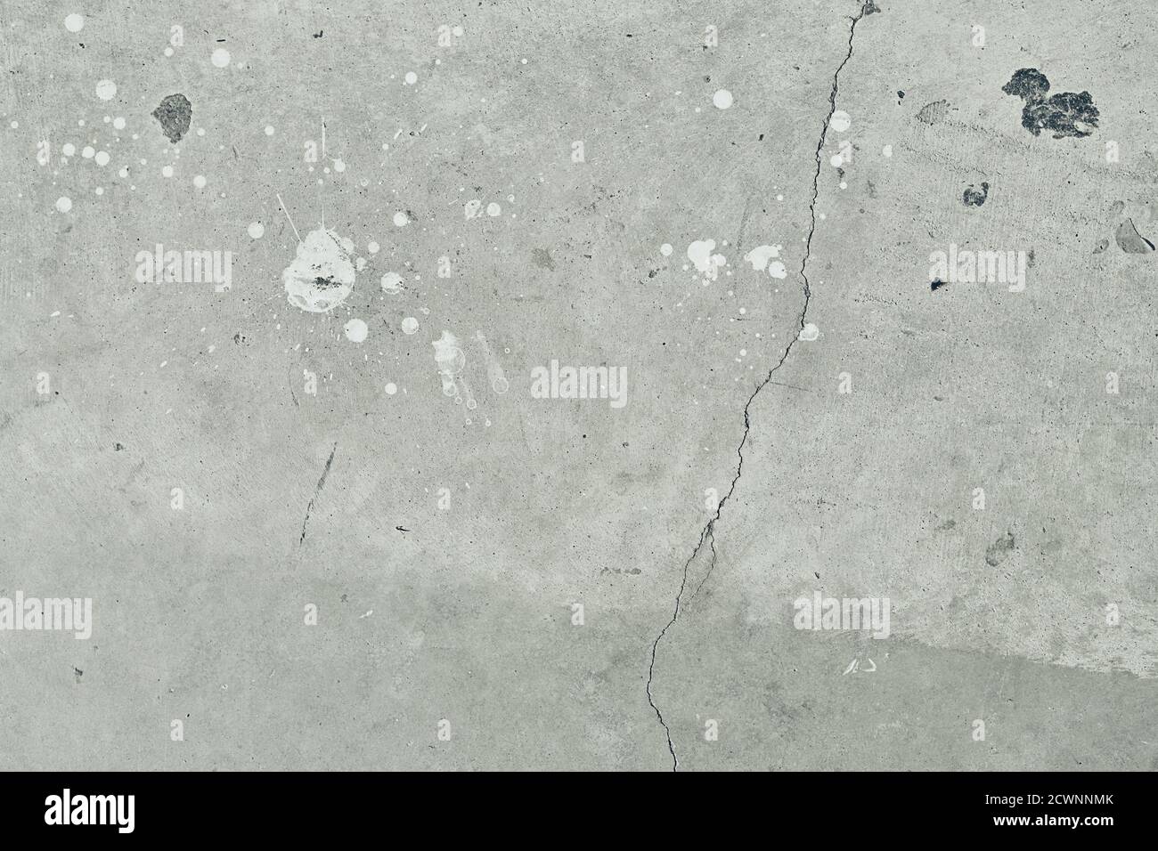 Vista dall'alto del pavimento in cemento con crepe e macchie Foto stock -  Alamy