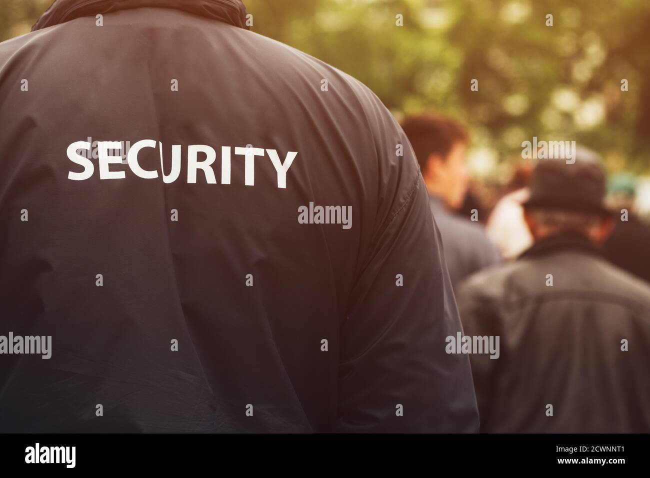 Ufficiale di sicurezza del cancello su evento pubblico che indossa uniforme Foto Stock
