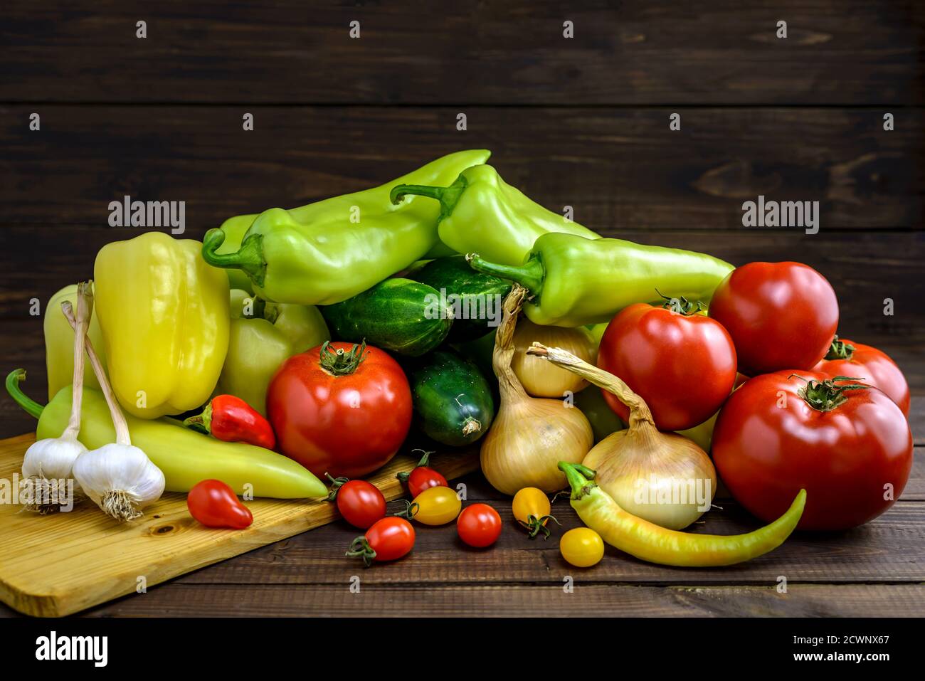 Cumulo di verdure fresche varie su un tavolo di legno. Foto Stock