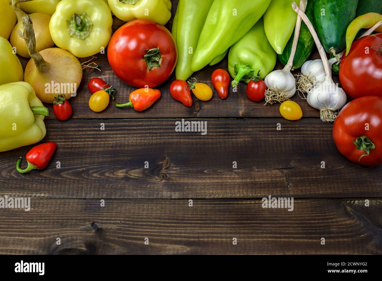 Un mucchio di verdure fresche varie su un tavolo di legno con spazio di copia per il testo. Foto Stock