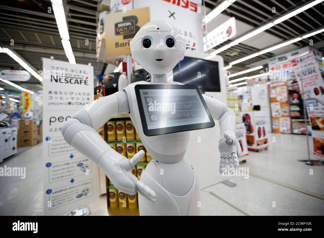 Il robot umano di SoftBank Corp, chiamato "Pepper", presenta le macchine da  caffè di Nestle in un negozio di energia elettrica a Tokyo il 1° dicembre  2014. Nestle SA ha iniziato a