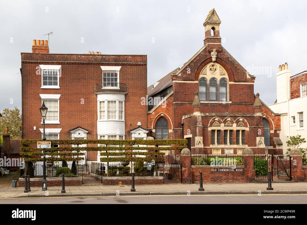 Case vittoriane vicino a una chiesa vittoriana, Old strada commerciale, Portsmouth Foto Stock