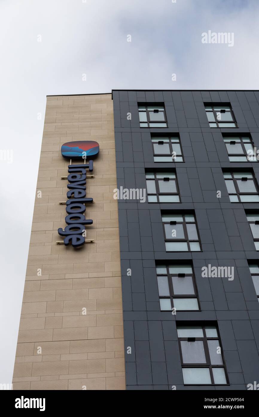 Guardando verso l'esterno DI UN nuovo hotel Travelodge blocco Foto Stock