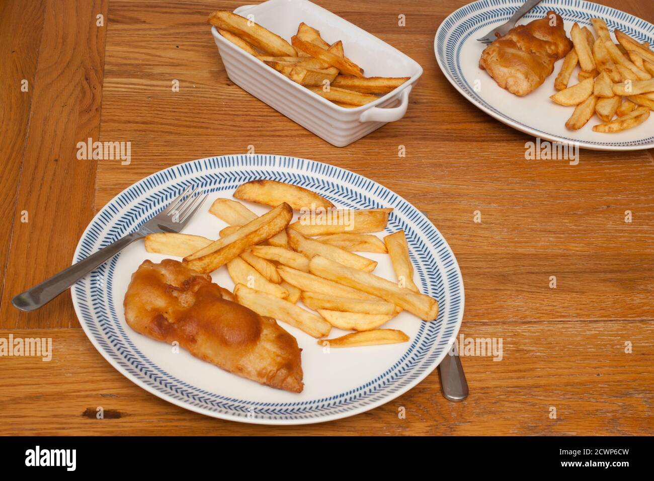 Birra fatta in casa, pesce e patatine fritte per 2 serviti su un tavolo Foto Stock