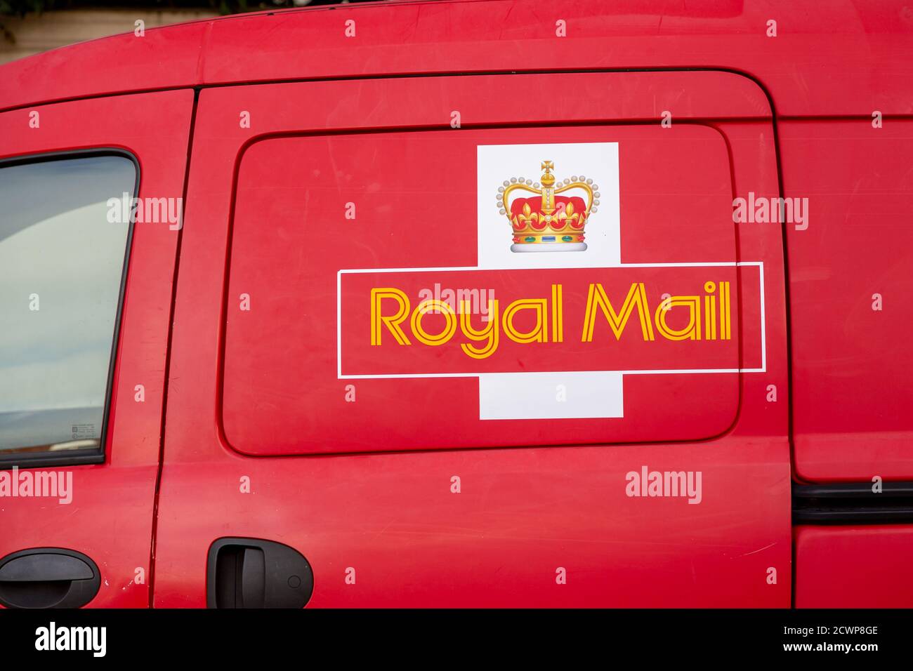 Il lato di un furgone di consegna Royal Mail che mostra il logo Foto Stock