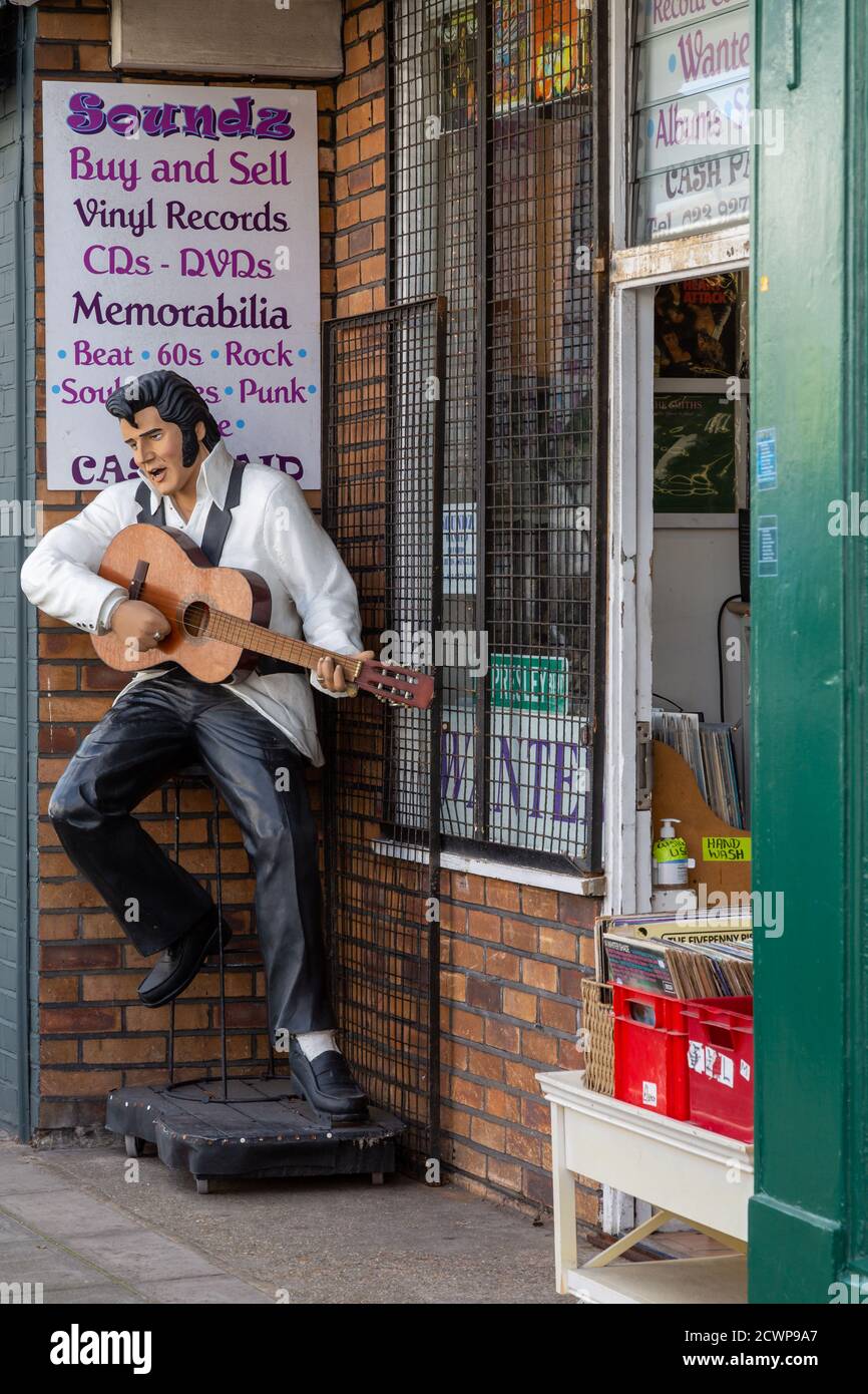 Una statua di Elvis Presley che suona una chitarra fuori a. negozio di dischi Foto Stock