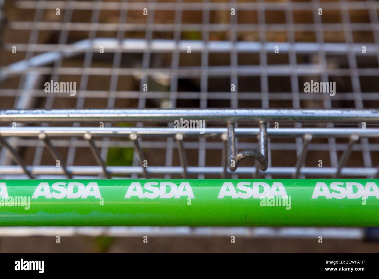 Un primo piano della gestione di uno shopping ASDA carrello Foto Stock