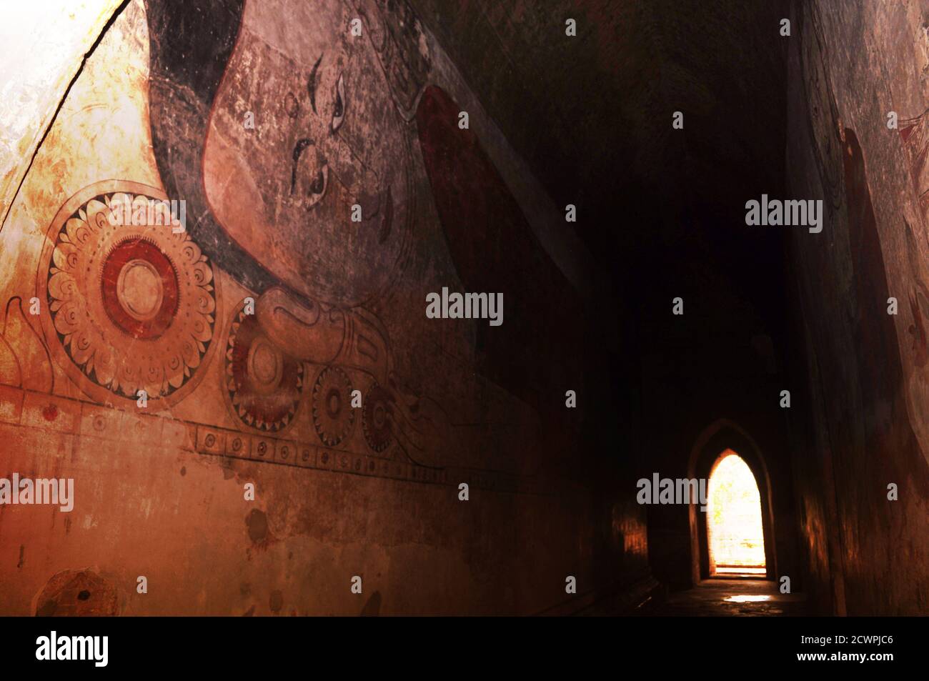Passaggio del Tempio con antichi graffiti sul muro in Old Bagan Myanmar Foto Stock