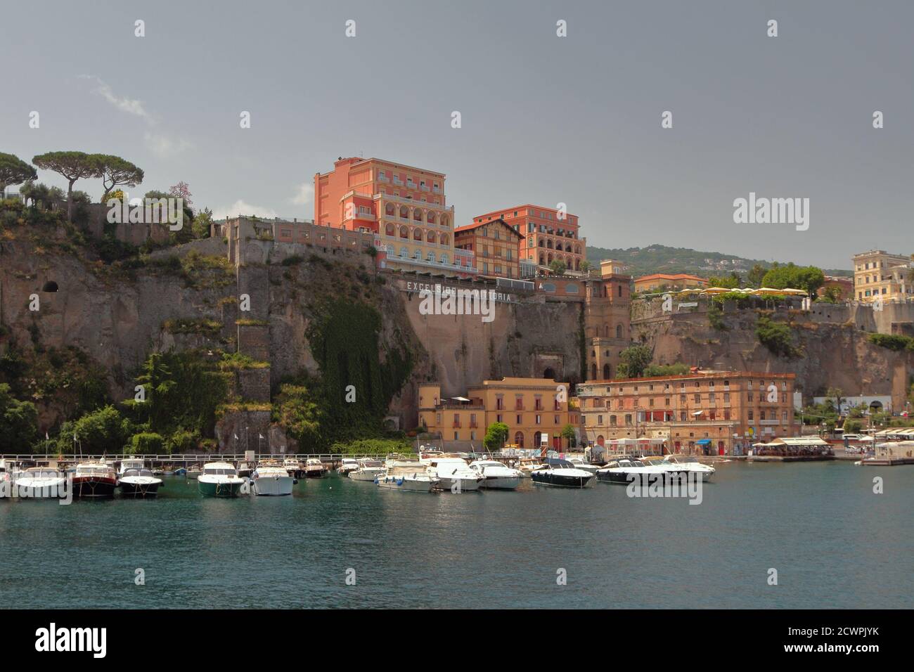 Sorrento - 09 lug 2019: Città sulla costa rocciosa Foto Stock