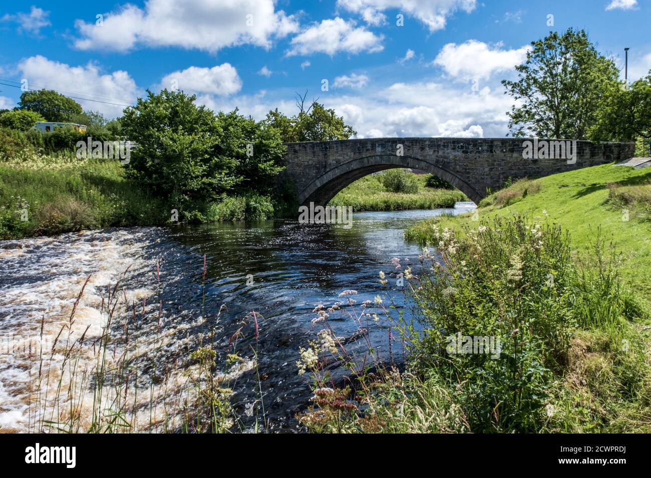 Il fiume Doon scorre attraverso il villaggio di Patna in Ayrshire, Scozia Foto Stock