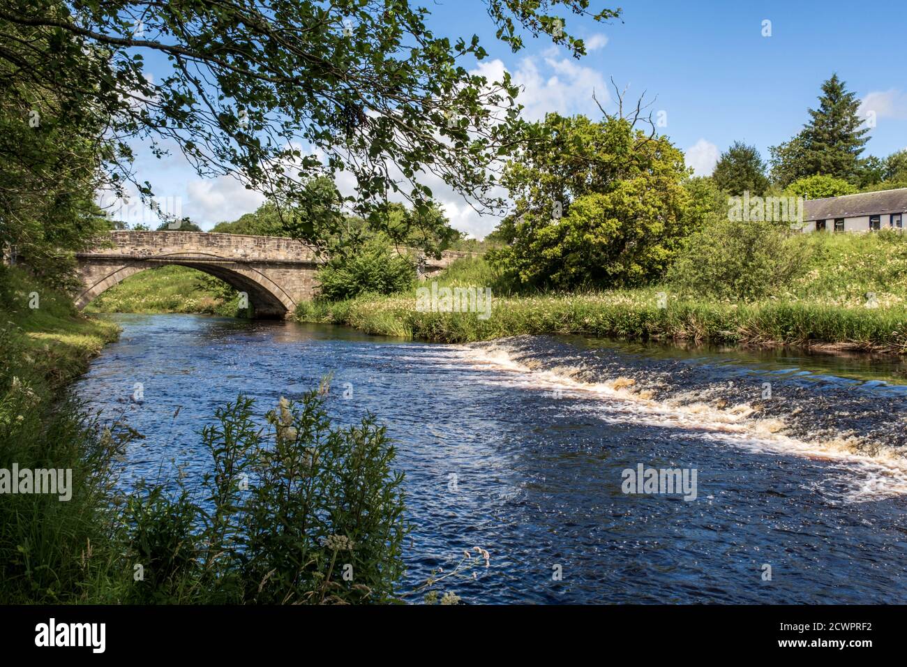 Il fiume Doon scorre attraverso il villaggio di Patna in Ayrshire, Scozia Foto Stock