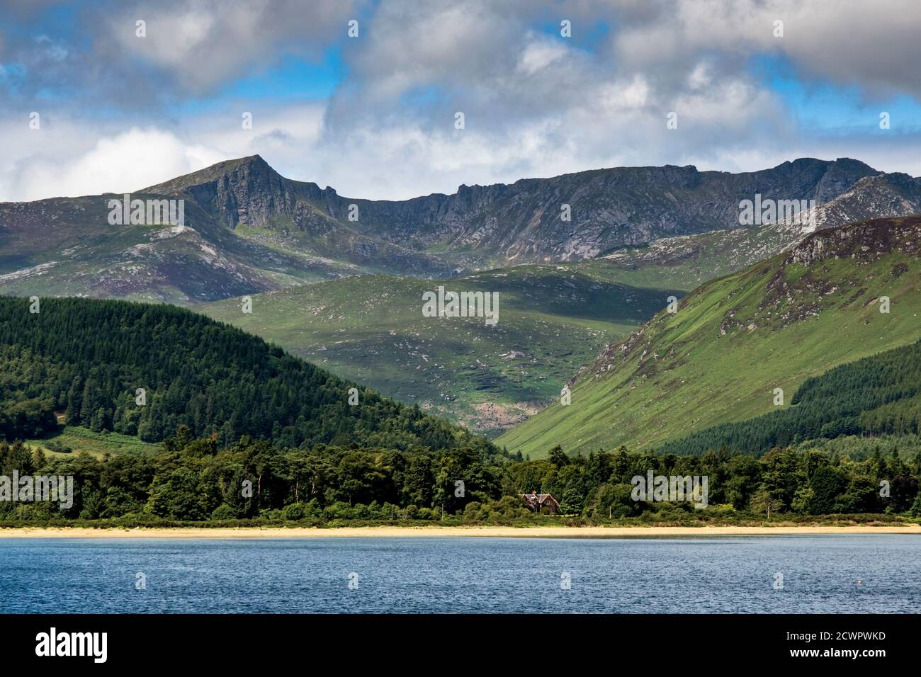 Vista dell'isola di Arran dal traghetto CalMac, Ayrshire settentrionale, Scozia Foto Stock
