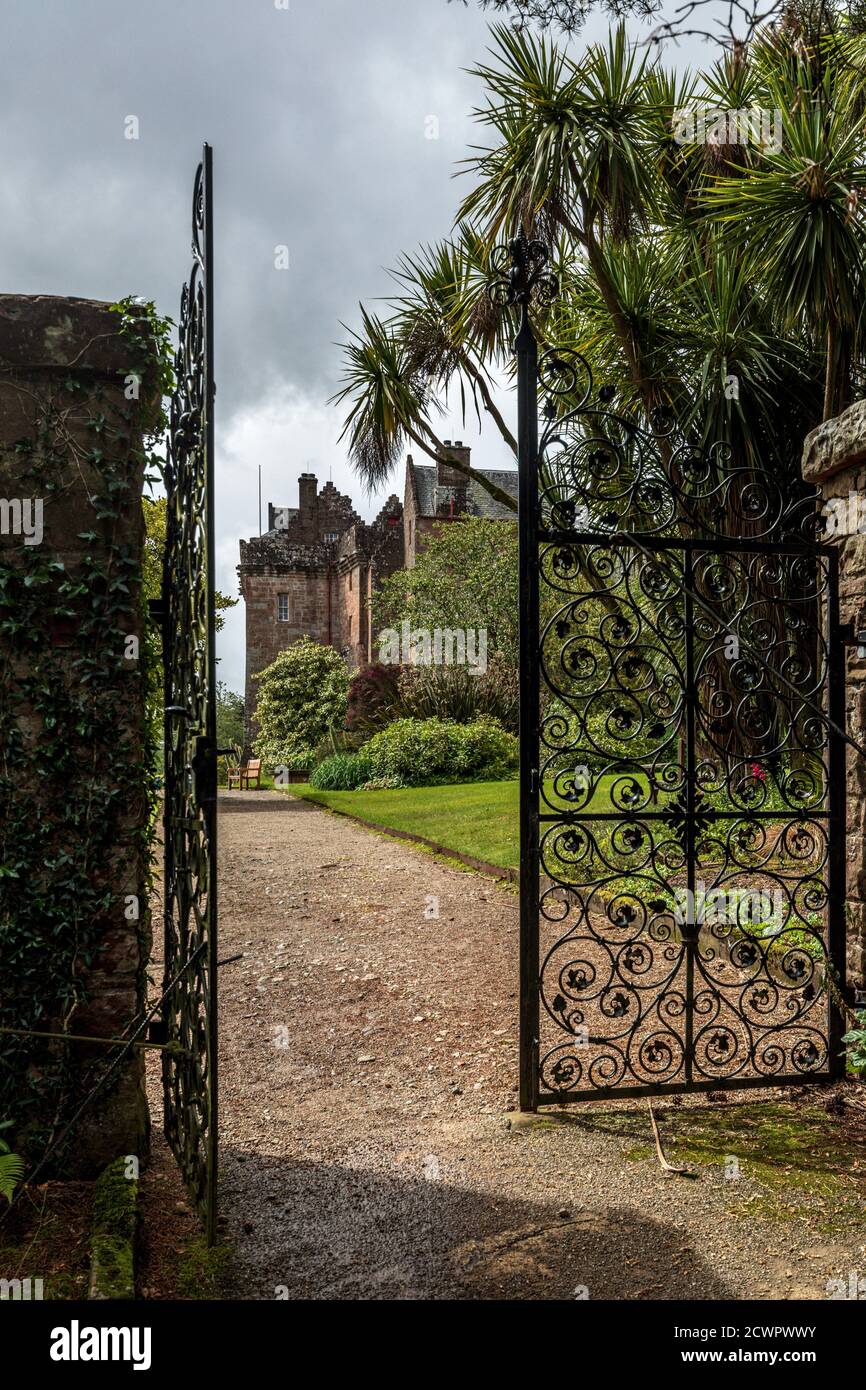 Porte ornate che conducono al Castello di Brodick. Il castello sorge in posizione elevata ai piedi del monte Goatfell sull'isola di Arran, Scozia. Foto Stock