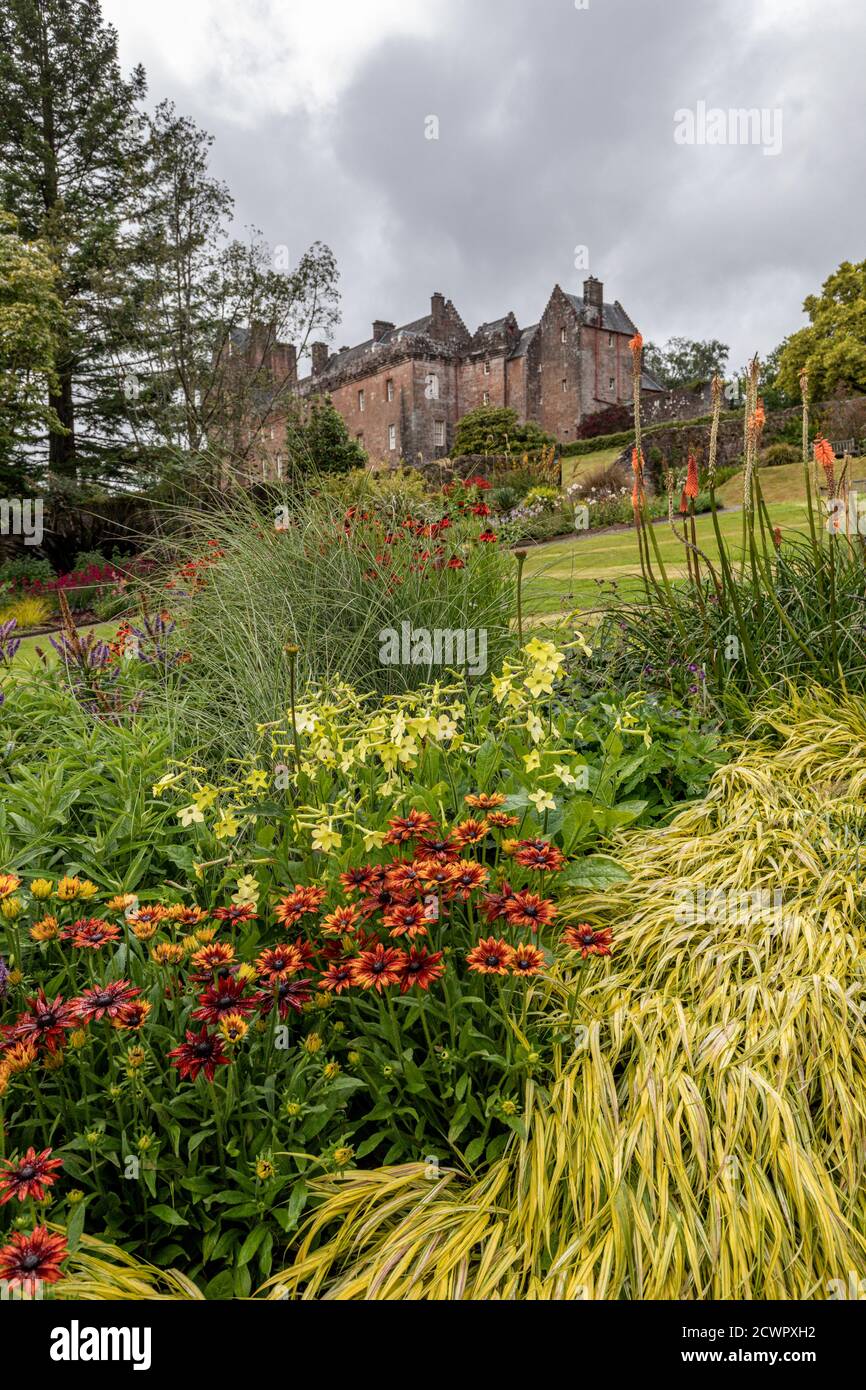 Il Castello di Brodick sorge in posizione elevata ai piedi del monte Goatfell sull'isola di Arran, Scozia. Foto Stock