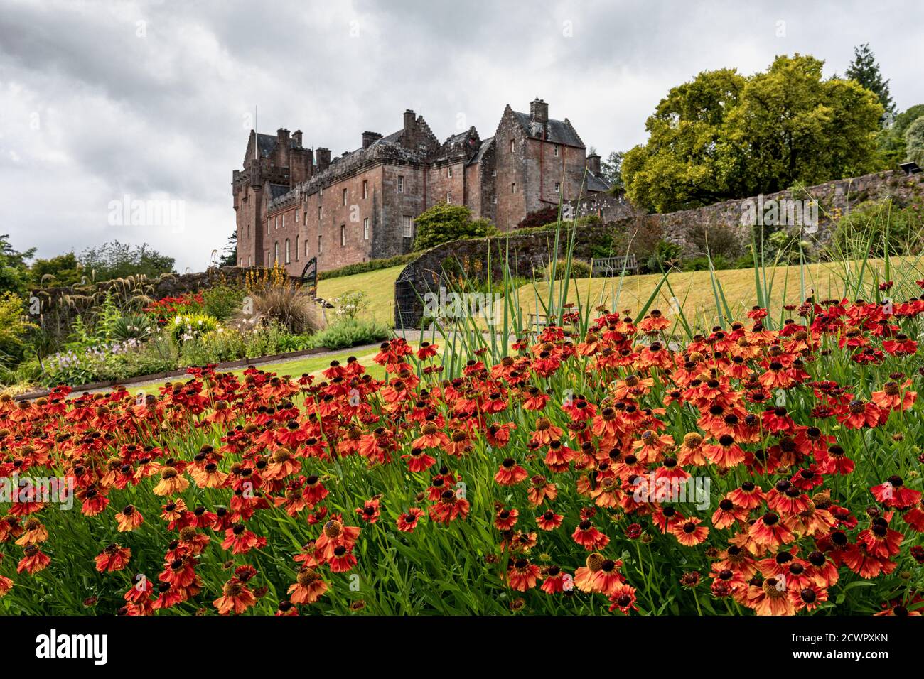 Il Castello di Brodick sorge in posizione elevata ai piedi del monte Goatfell sull'isola di Arran, Scozia. Foto Stock