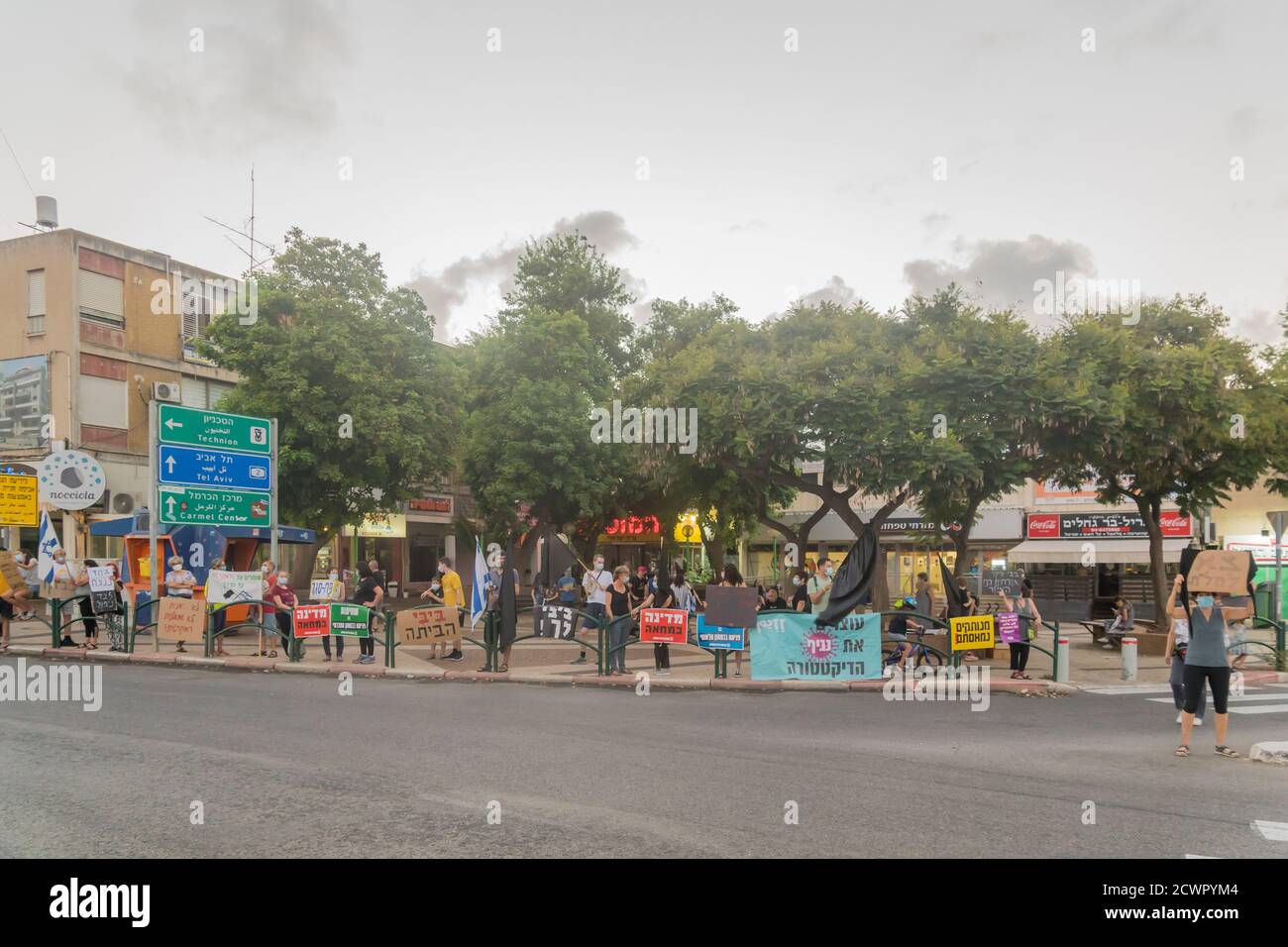 Haifa, Israele - 26 settembre 2020: La gente protesta contro il governo, Bibi Netanyahu, e il recente blocco, nel centro di Ziv, Haifa, Israele Foto Stock