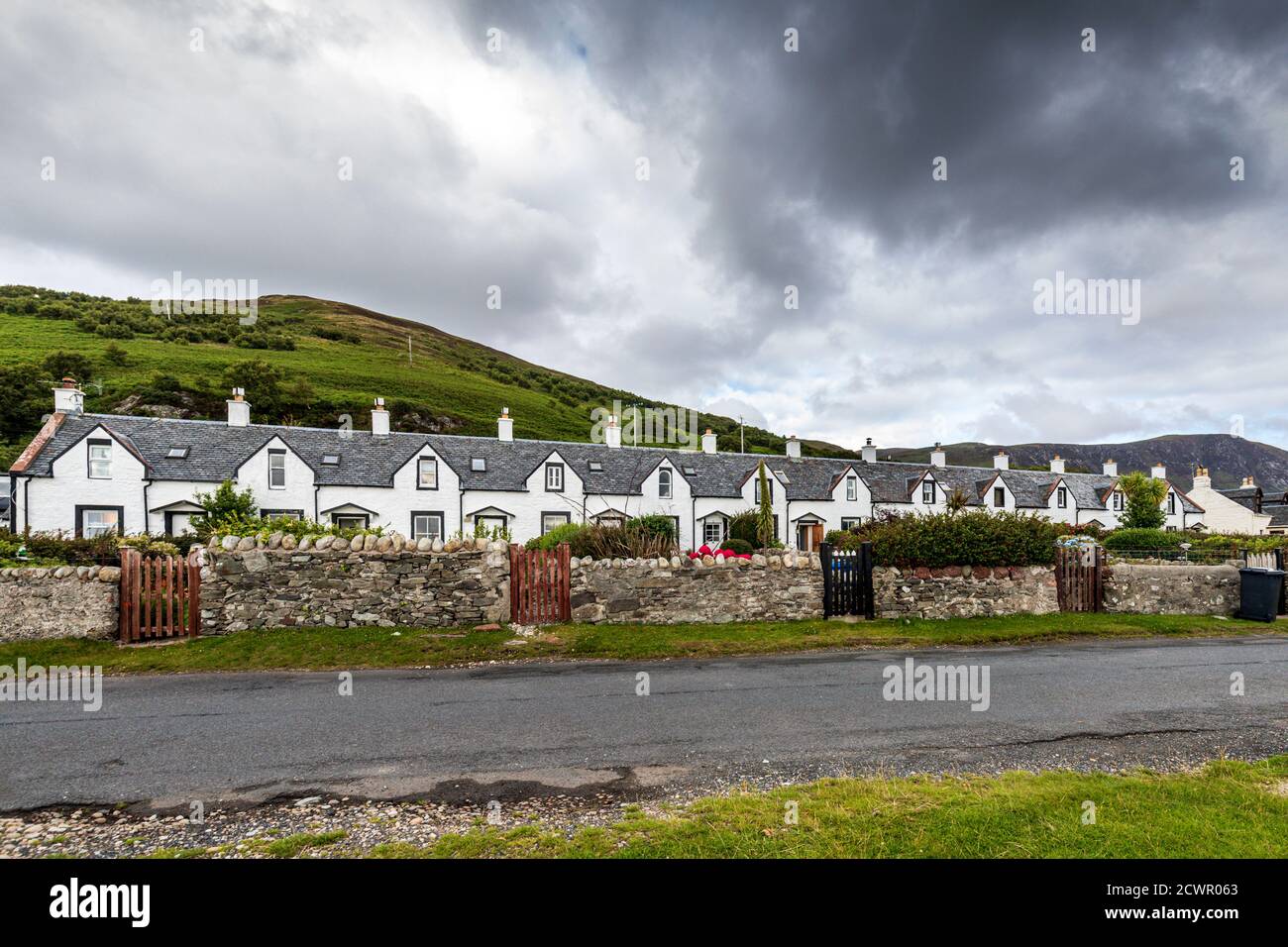 I dodici Apostoli, una fila di case di pescatori, a Catacol, Isola di Arran, Nord Ayrshire, Scozia, Regno Unito Foto Stock