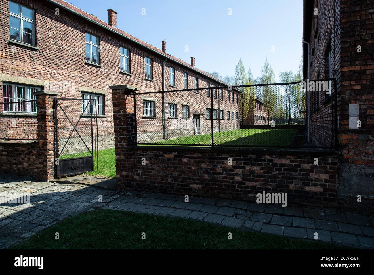 Vista esterna attraverso la recinzione della concentrazione di Auschwitz Birkenau campo in Polonia un ricordo duraturo delle atrocità di guerra naziste Durante la seconda guerra mondiale Foto Stock