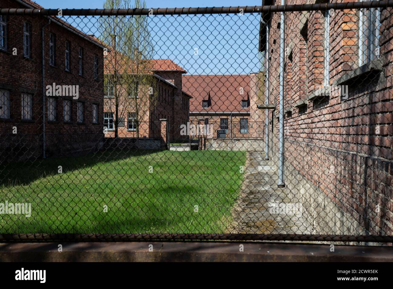 Vista esterna attraverso la recinzione della concentrazione di Auschwitz Birkenau campo in Polonia un ricordo duraturo delle atrocità di guerra naziste Durante la seconda guerra mondiale Foto Stock