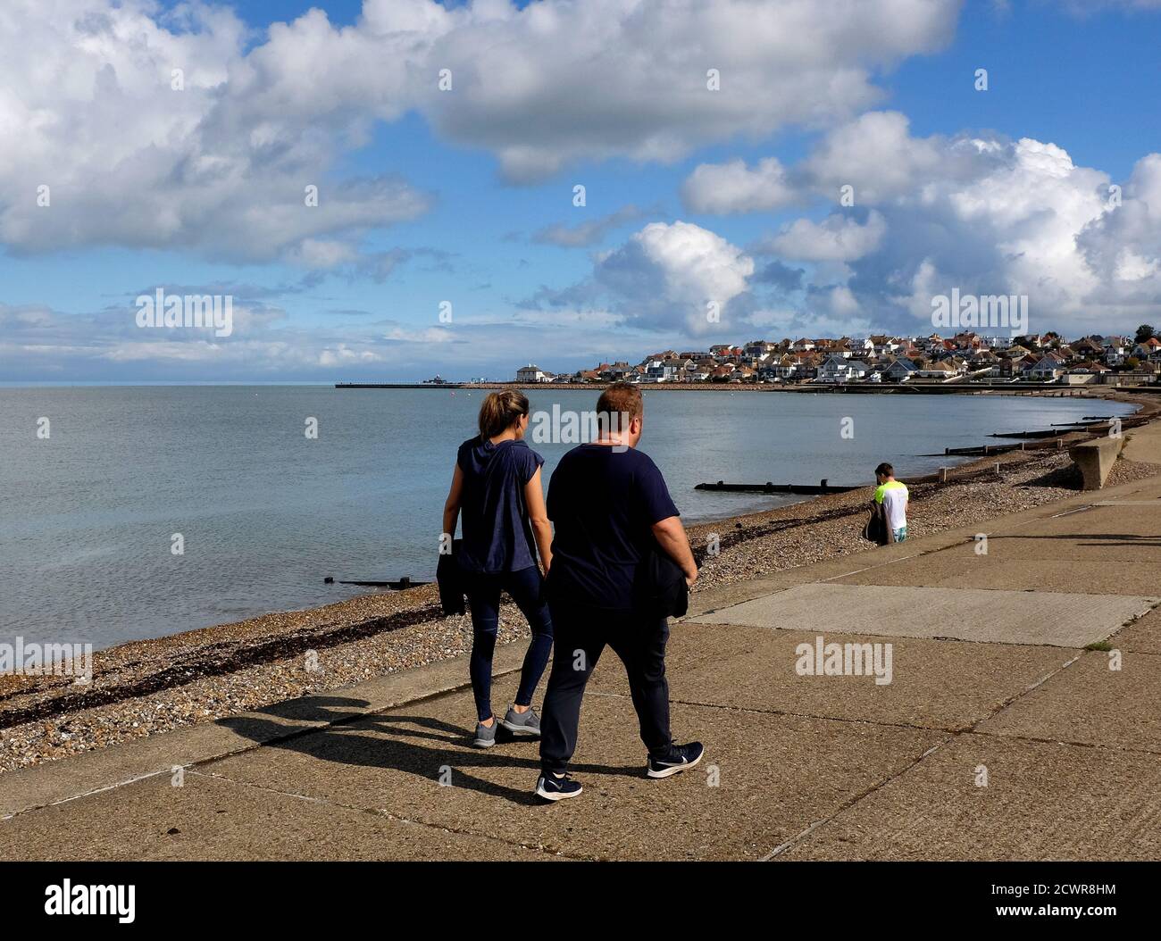 donna snella e uomo obeso che cammina di fronte al mare hampton-on-sea coast nell'est del kent uk settembre 2020 Foto Stock