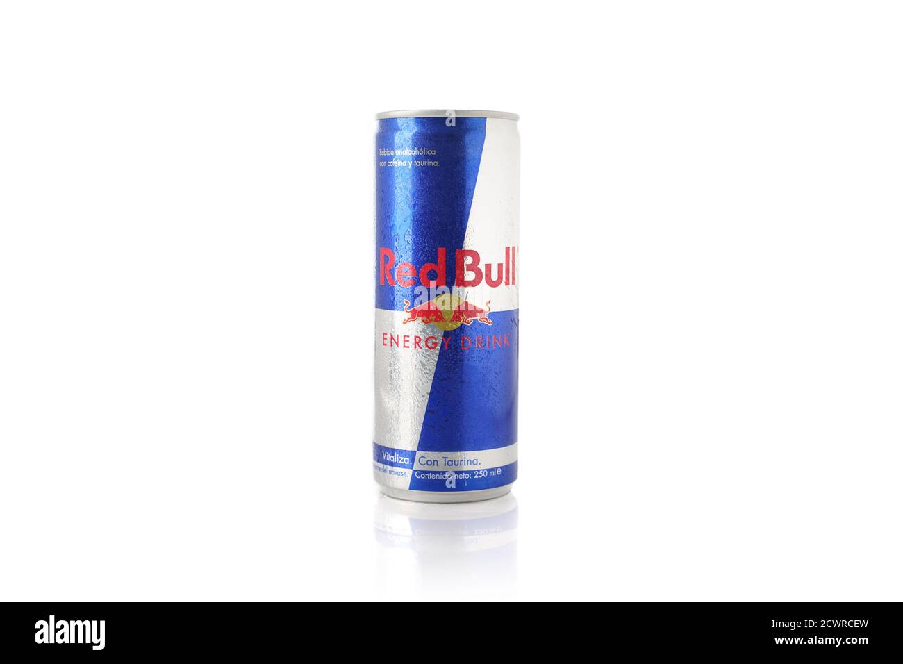 Lattetta di Red Bull senza zucchero bevanda energetica. Bevanda energetica senza alcool. Su sfondo bianco Foto Stock