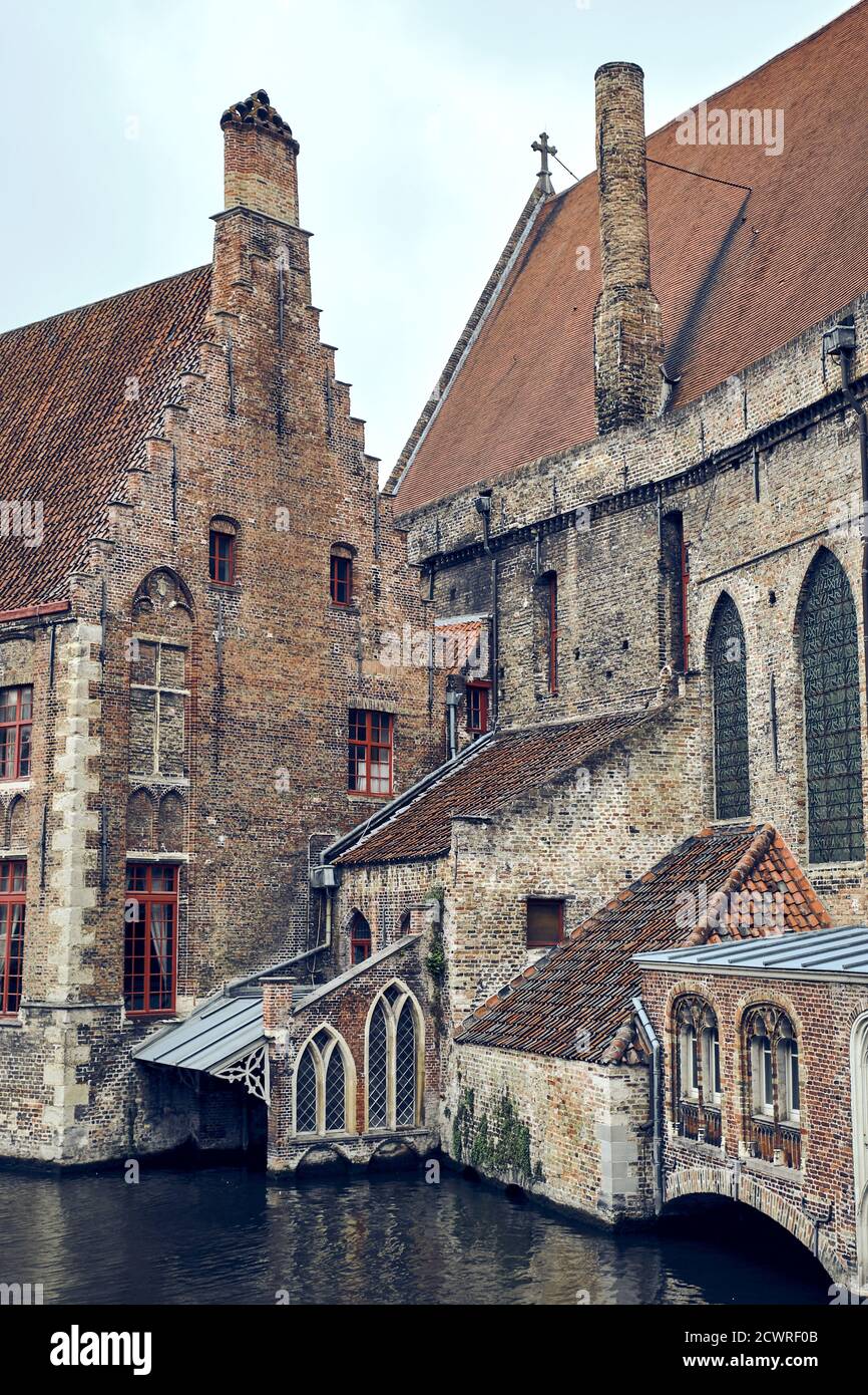 Vista sull'edificio gotico dell'ospedale di San Giovanni a Bruges, Belgio Foto Stock