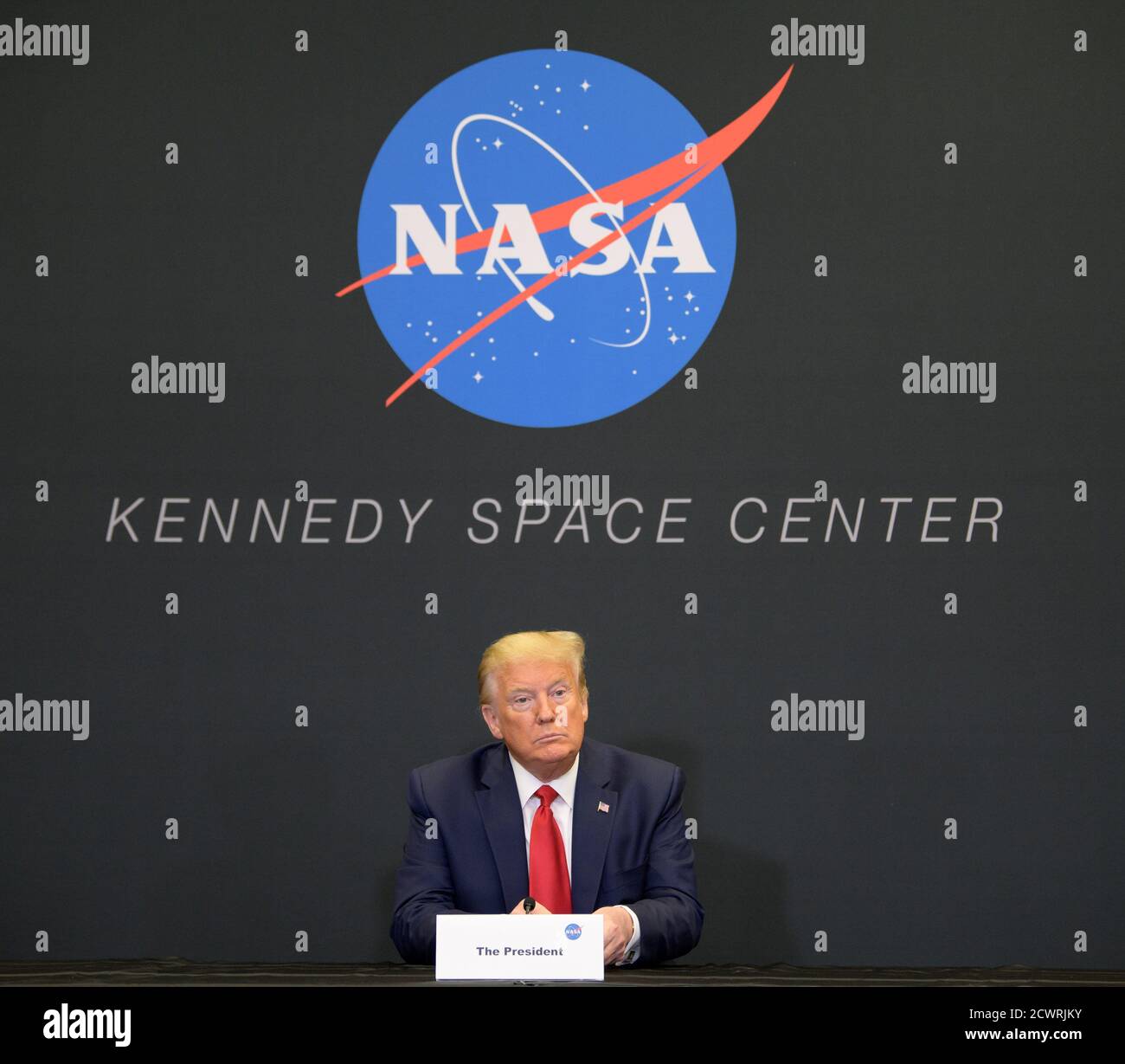 SpaceX Demo-2 il presidente della preflight Donald Trump partecipa a una dimostrazione di SpaceX Mission 2 lancio Briefing al Neil A. Armstrong Operations and Checkout Building dopo la partenza degli astronauti della NASA Robert Behnken e Douglas Hurley per il complesso di lancio 39A a bordo di una navicella spaziale SpaceX Crew Dragon per il lancio, mercoledì, 27 maggio 2020, presso il Kennedy Space Center della NASA in Florida. La missione SpaceX Demo-2 della NASA è il primo lancio con gli astronauti della navicella spaziale SpaceX Crew Dragon e il razzo Falcon 9 alla Stazione spaziale Internazionale come parte del Commercial Crew Program dell'agenzia. Th Foto Stock