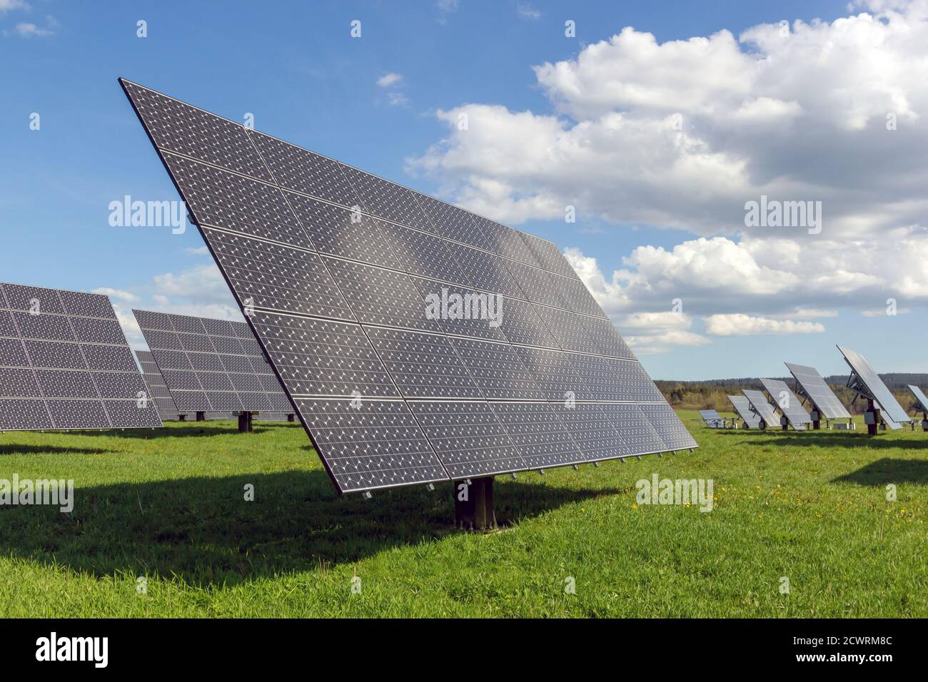 Pannelli di centrale solare su un campo verde Foto Stock