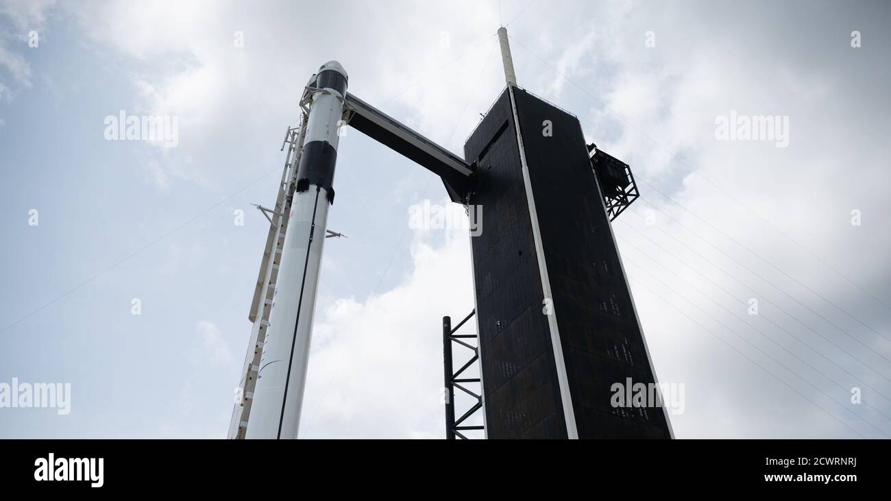 SpaceX Demo-2 Preflight UN razzo SpaceX Falcon 9 con la navicella spaziale Crew Dragon dell'azienda a bordo è visto sul pad di lancio al complesso di lancio 39A mentre i preparativi per la missione Demo-2, giovedì 28 maggio 2020, al Kennedy Space Center della NASA in Florida. La missione SpaceX Demo-2 della NASA è il primo lancio con gli astronauti della navicella spaziale SpaceX Crew Dragon e il razzo Falcon 9 alla Stazione spaziale Internazionale come parte del Commercial Crew Program dell'agenzia. Il volo di prova serve come dimostrazione end-to-end del sistema di trasporto degli equipaggi di SpaceX. Robert Behnken e Douglas Hurley ar Foto Stock