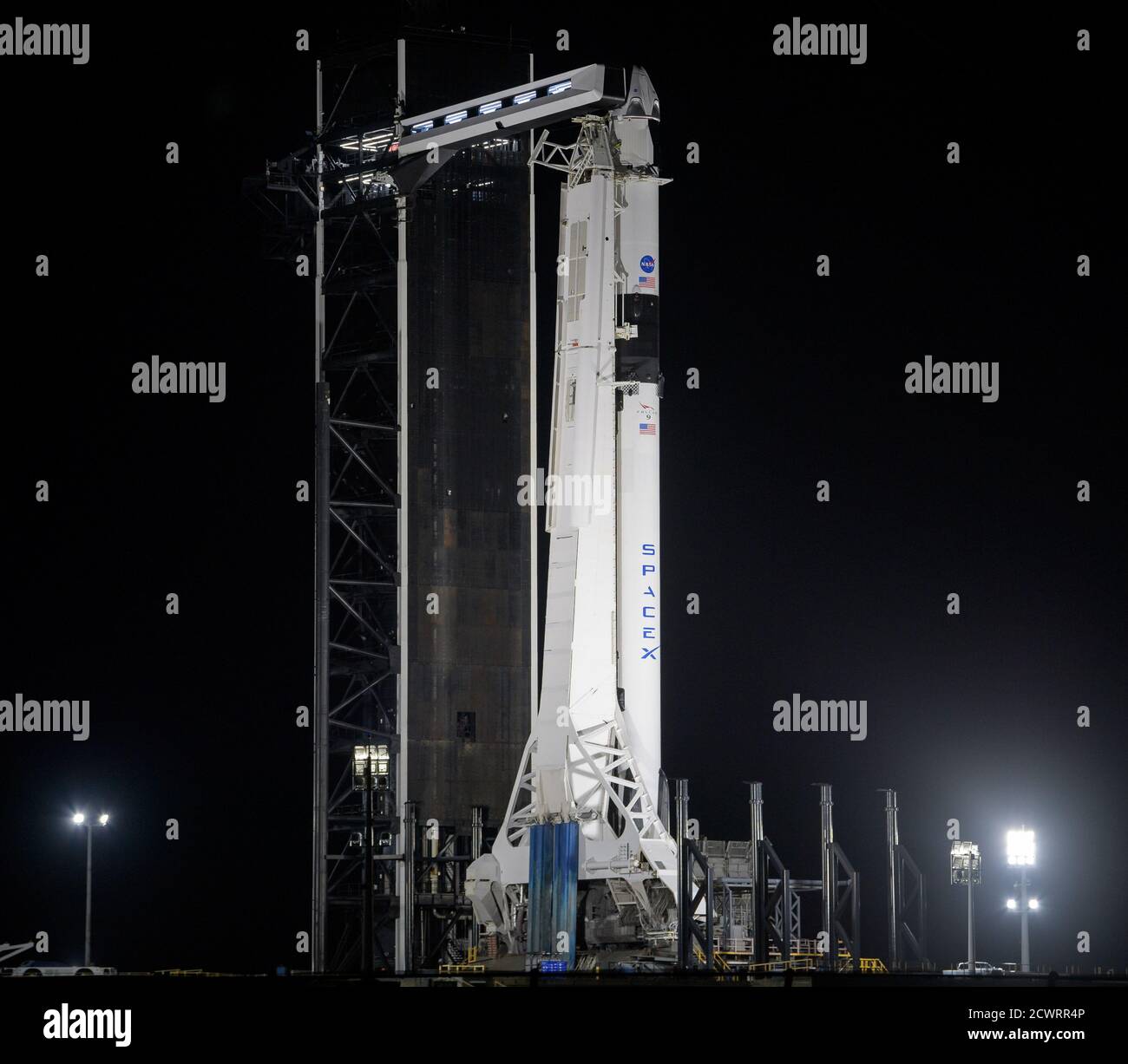 SpaceX Demo-2 Preflight UN razzo SpaceX Falcon 9 con la navicella spaziale Crew Dragon dell'azienda a bordo è visto sul pad di lancio al Launch Complex 39A mentre i preparativi per la missione Demo-2, venerdì 29 maggio 2020, al Kennedy Space Center della NASA in Florida. La missione SpaceX Demo-2 della NASA è il primo lancio con gli astronauti della navicella spaziale SpaceX Crew Dragon e il razzo Falcon 9 alla Stazione spaziale Internazionale come parte del Commercial Crew Program dell'agenzia. Il volo di prova serve come dimostrazione end-to-end del sistema di trasporto degli equipaggi di SpaceX. Robert Behnken e Douglas Hurley lo sono Foto Stock