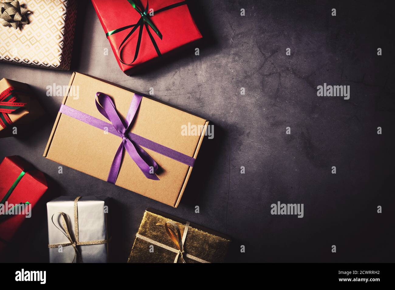 varietà di confezioni regalo confezionate su sfondo in pietra nera. spazio per la copia con vista dall'alto Foto Stock