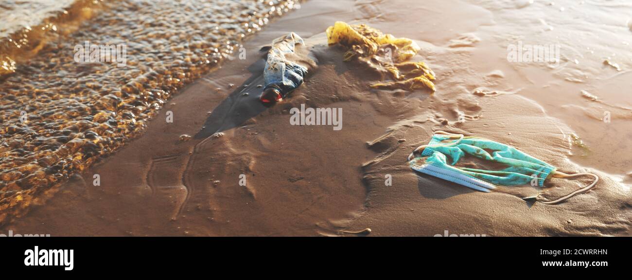 inquinamento ambientale - rifiuti plastici e medici sulla costa marittima. copia spazio Foto Stock