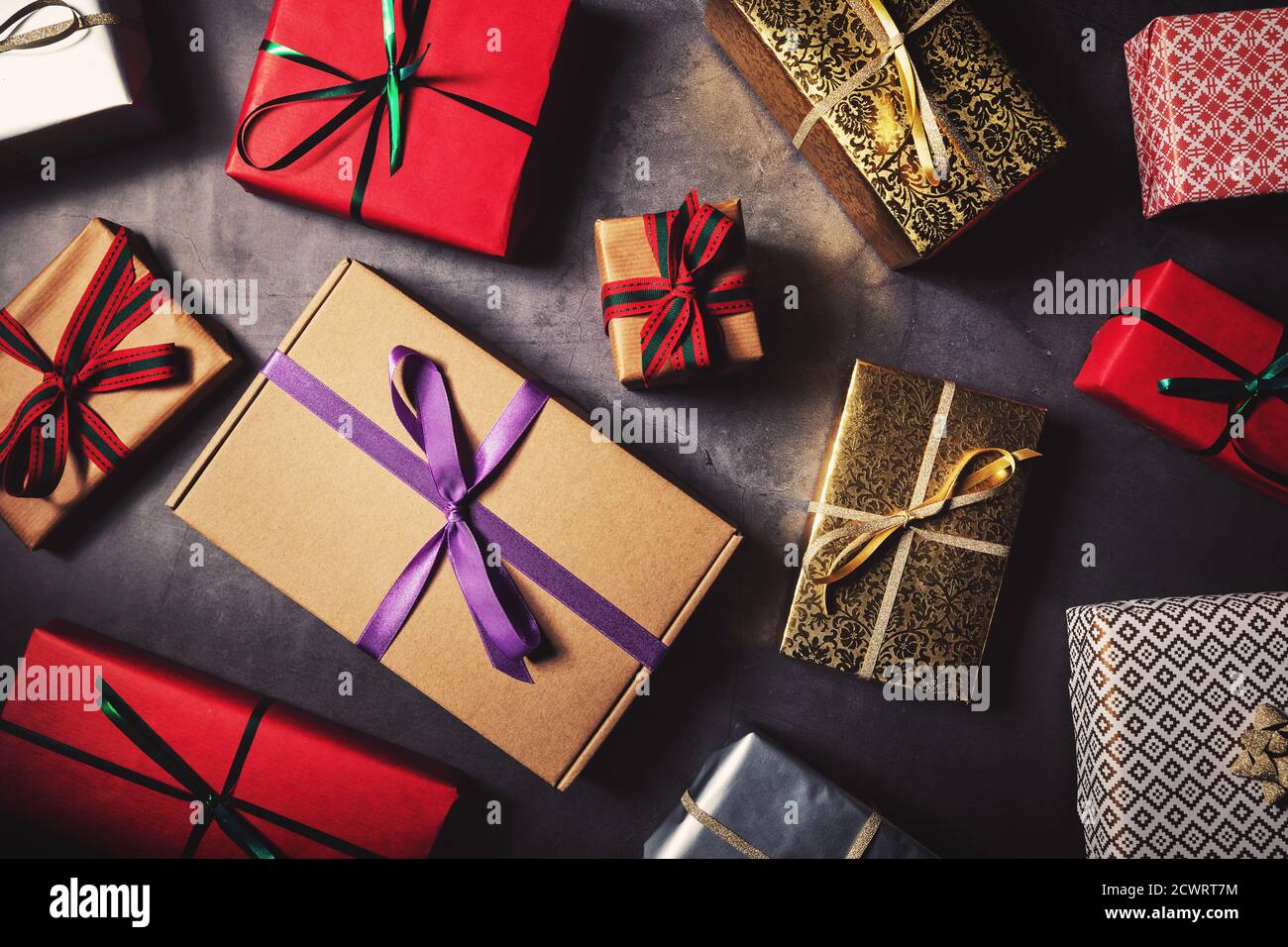 varietà di confezioni regalo confezionate su sfondo in pietra nera. vista dall'alto Foto Stock
