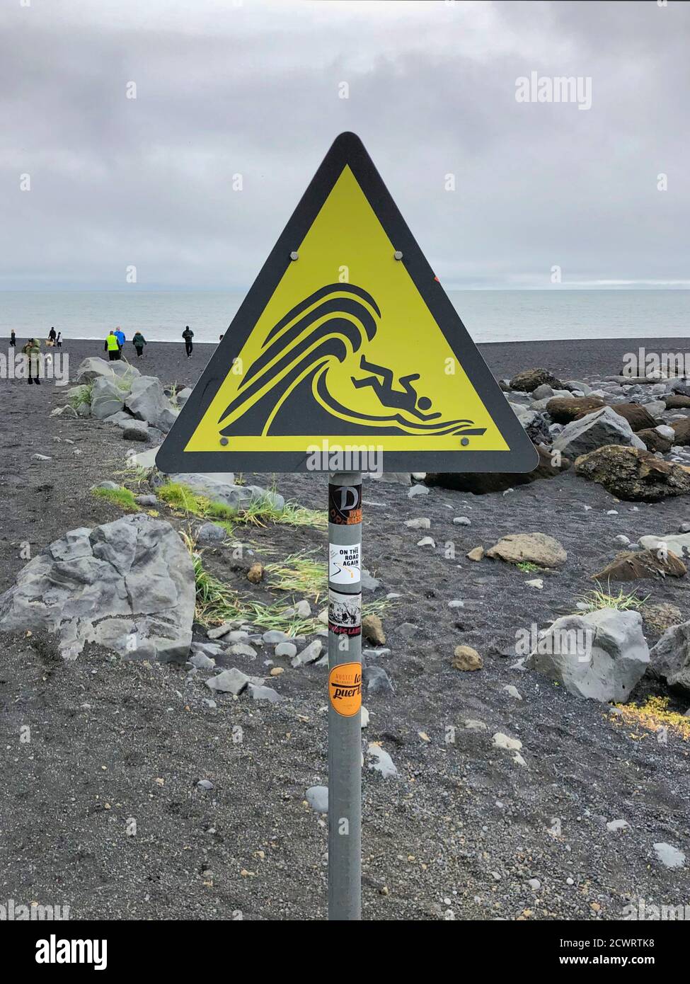 Attenzione onde segnale di avvertimento, Tsunami, improvvise alte onde, pericolo di vita, Reynisfjara Beach, Sud Islanda Foto Stock