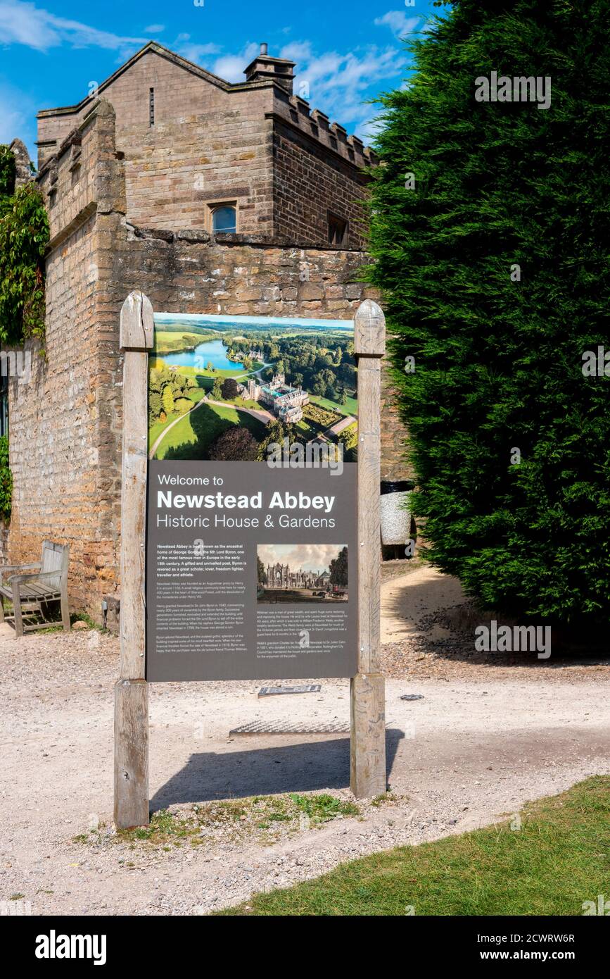 Cartello di benvenuto, Newstead Abbey, Nottingham, Nottinghamshire, Inghilterra, Regno Unito Foto Stock