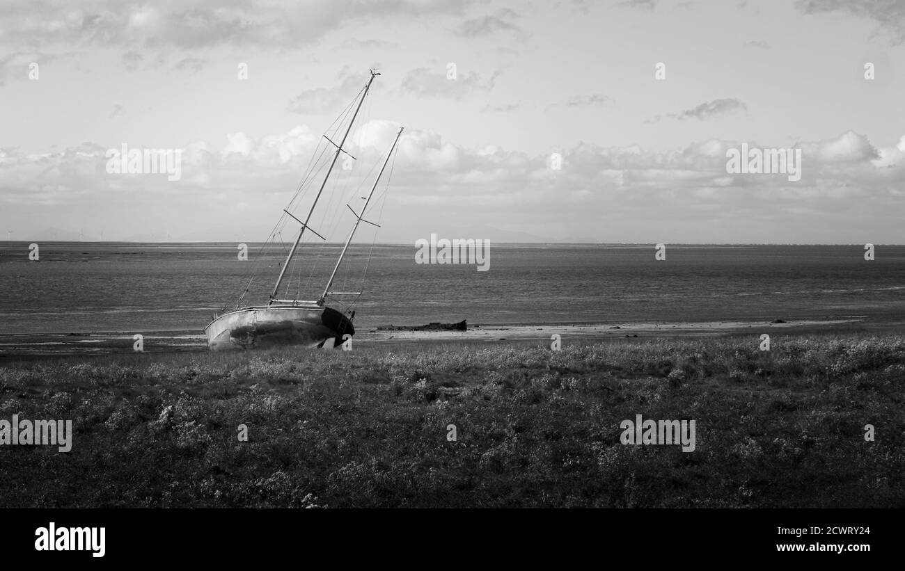 Una vecchia nave si trova sulla spiaggia di Lytham, Lancashire, Regno Unito Foto Stock