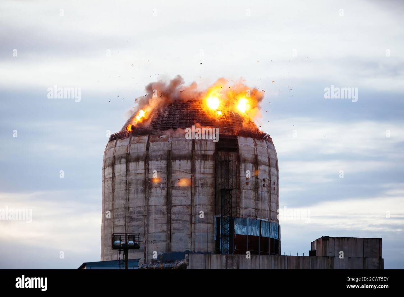 Demolizione di vecchi edifici industriali mediante esplosione di dinamite Foto Stock