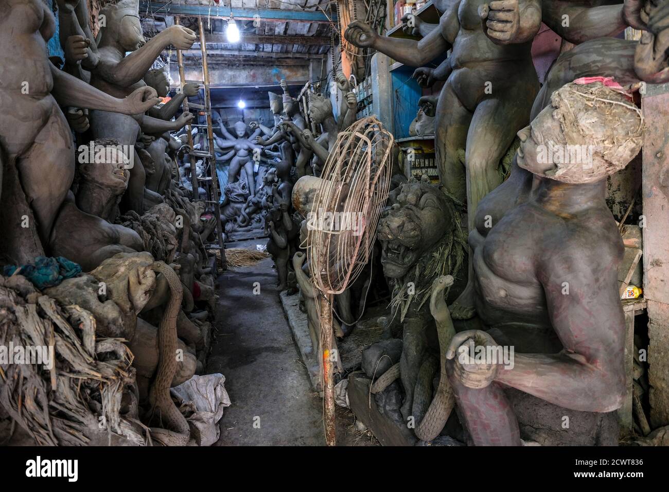 Kolkata, India - Settembre 2020: Sculture di argilla e paglia per il festival Durga Puja a Kumartuli, Kolkata. India Foto Stock