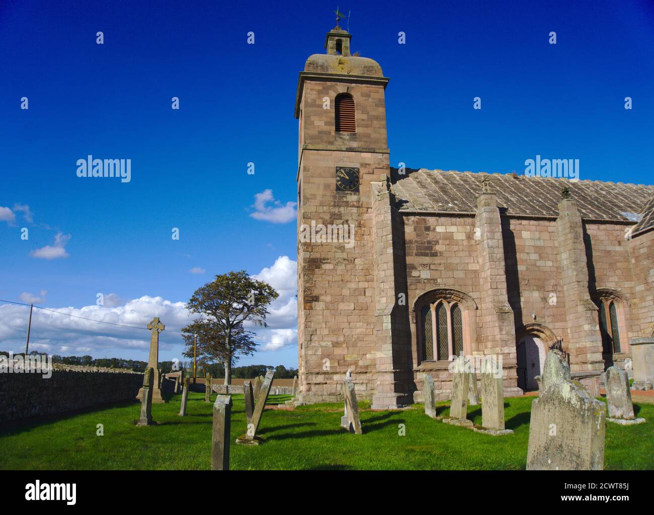 West End della Chiesa di Ladykirk, costruita per ordine di re Giacomo IV nel Berwickshire, frontiere scozzesi, Regno Unito. Ora parte dell'Ecomuseo Flodden 1513. Foto Stock